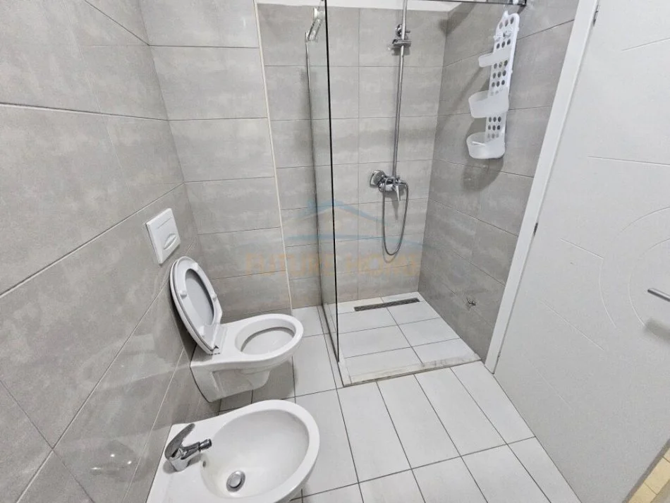 Tirane, jepet me qera apartament 1+1+Ballkon Kati 1, 65 m² 400 € (5 Maji)