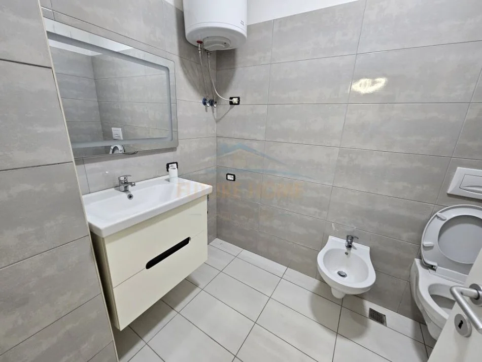 Tirane, jepet me qera apartament 1+1 Kati 1, 65 m² 400 € (5 MAJI)