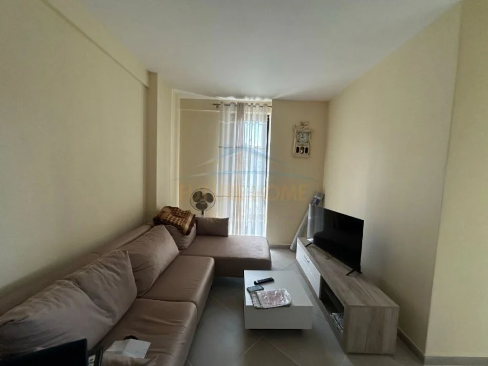 Tirane, jepet me qera apartament 1+1 Kati 1, 58 m² 400 € (ALI DEMI)