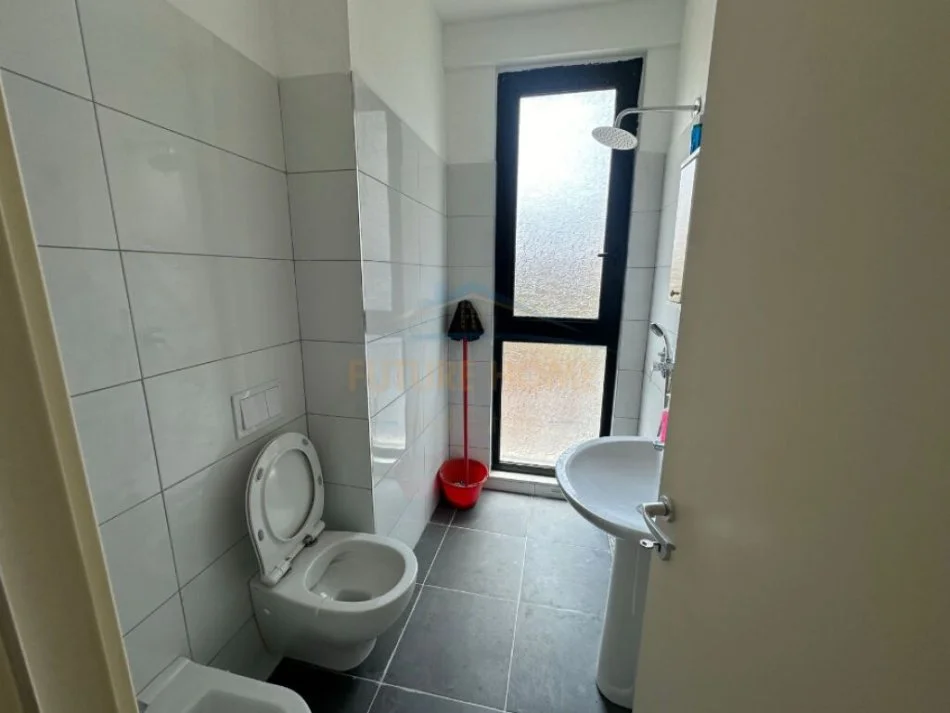 Tirane, jepet me qera apartament 1+1 Kati 1, 58 m² 400 € (ALI DEMI)