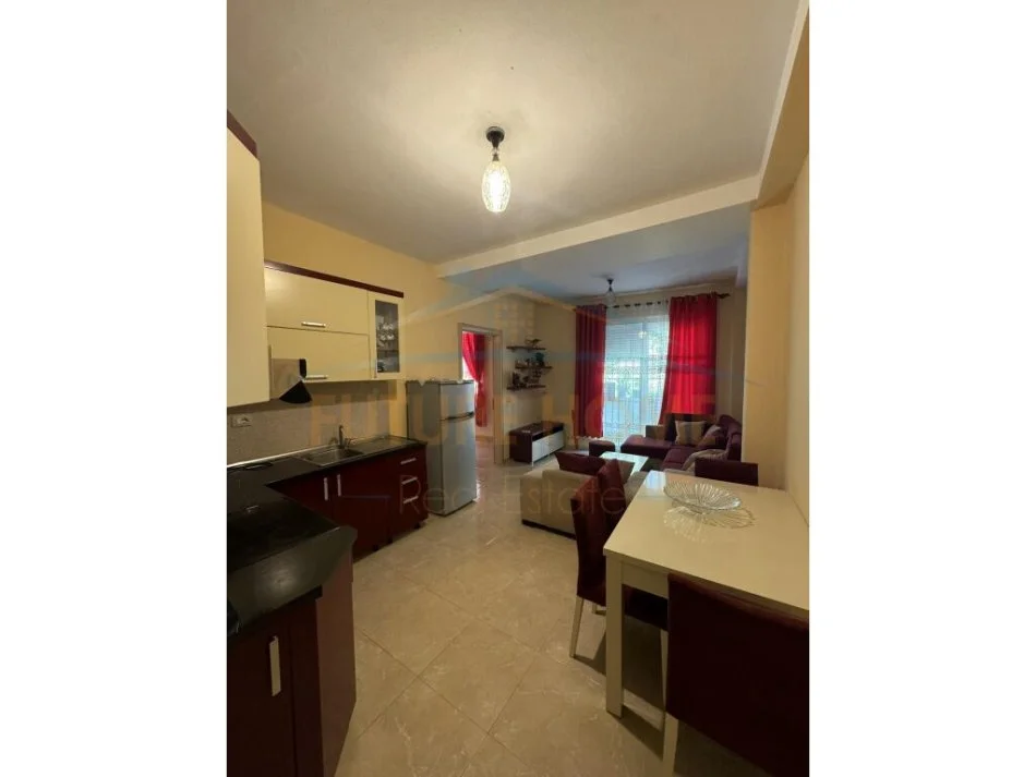 Tirane, jepet me qera apartament 2+1+Ballkon Kati 2, 100 m² 420 € (Fresku)