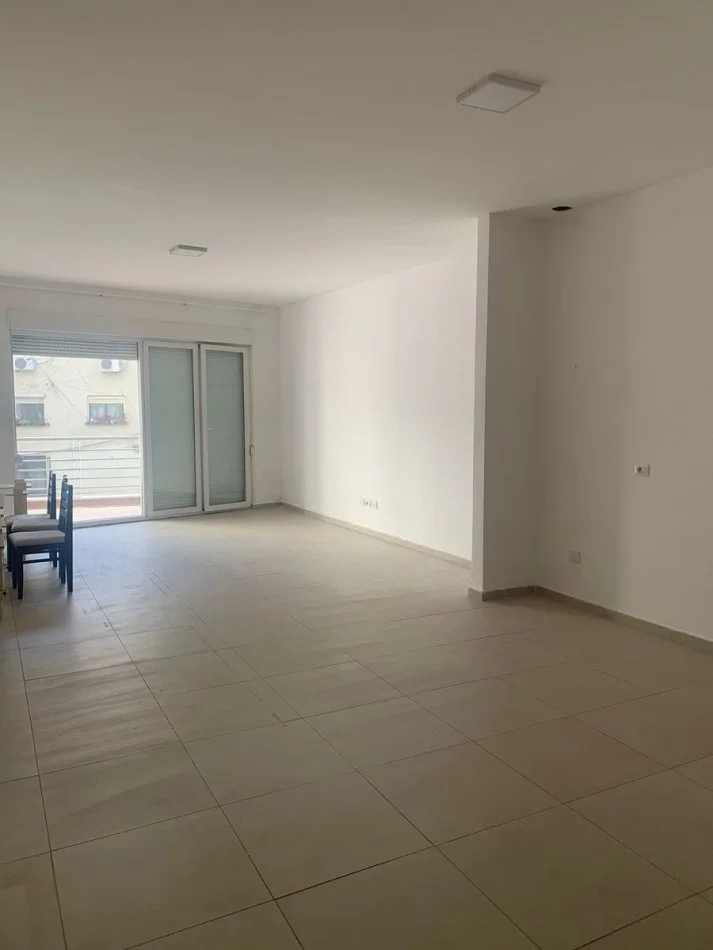 Durres, jepet me qera Kati 1, (Ish Rajoni Policise)