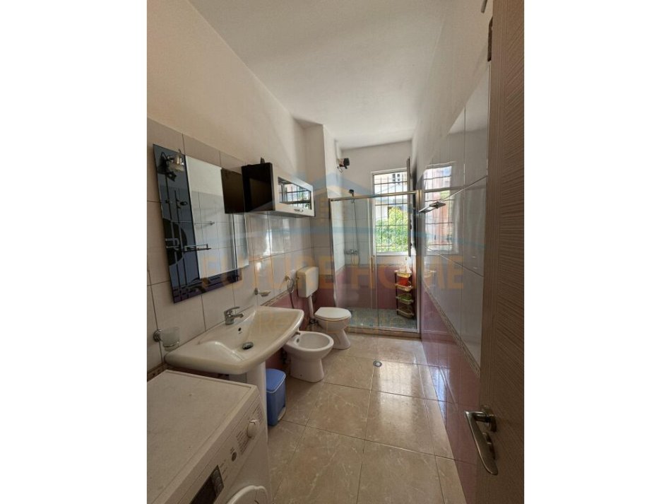 Tirane, jepet me qera apartament 2+1 Kati 2, 100 m² 390 € (Rruga Muhamet Deliu)