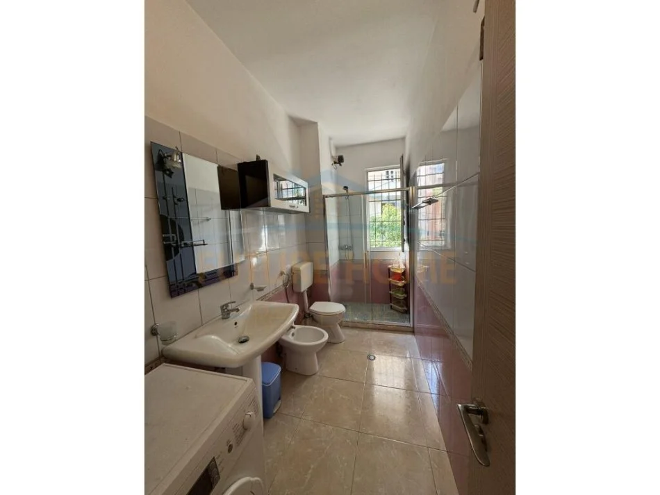 Tirane, jepet me qera apartament 2+1 , 100 m² 420 € (FRESKU)