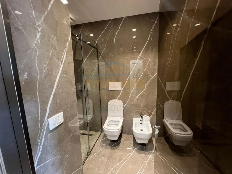 Tirane, jepet me qera apartament 2+1+Ballkon Kati 11, 137 m² 2.500 € (Blloku)