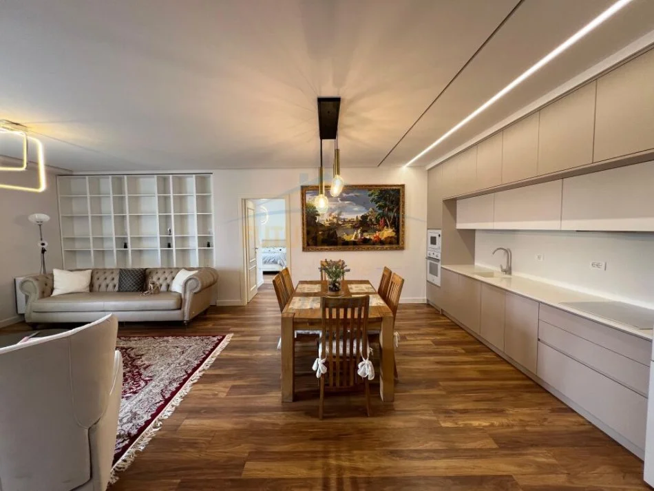 Tirane, jepet me qera apartament 2+1+Ballkon Kati 11, 137 m² 2.500 € (Blloku)