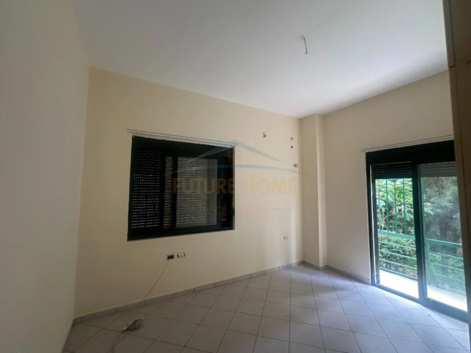 Tirane, jepet me qera apartament 2+1+Ballkon Kati 1, 98 m² 450 € (Liqeni i Thate)