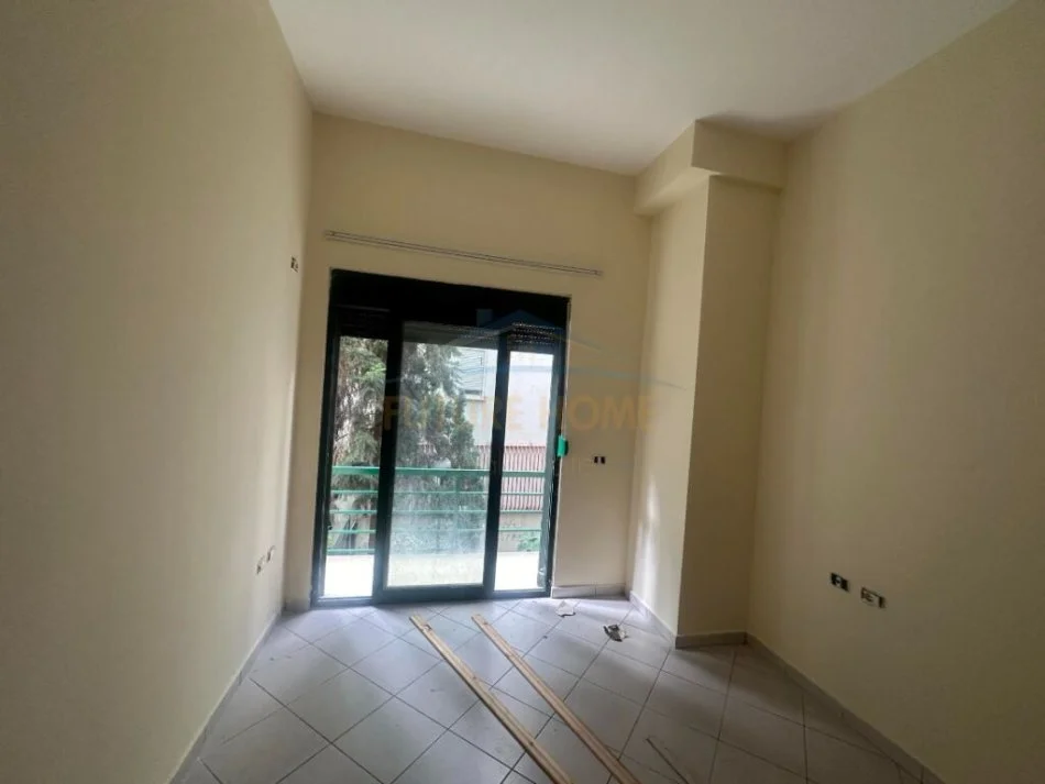 Tirane, jepet me qera apartament 2+1+Ballkon Kati 1, 98 m² 450 € (Liqeni i Thate)