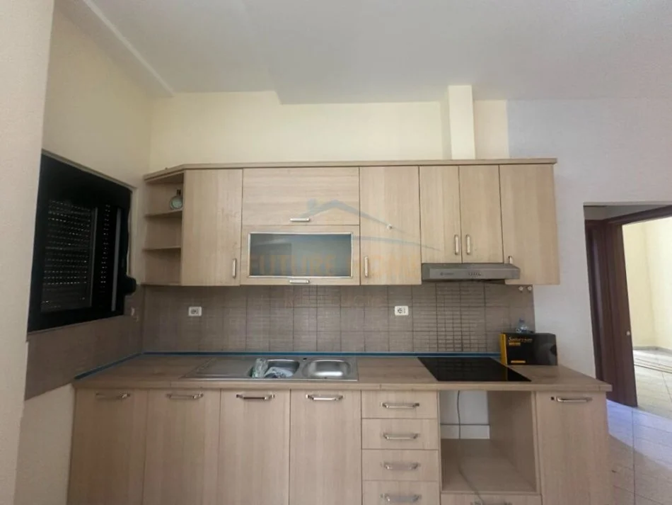 Tirane, jepet me qera apartament 2+1+Ballkon Kati 1, 98 m² 450 € (Liqeni i Thate)