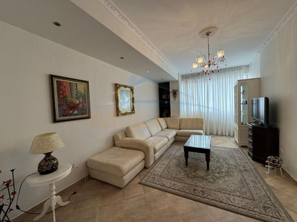 Tirane, jap me qera apartament 2+1+Ballkon Kati 2, 100 m² 600 € (komuna e parisit)