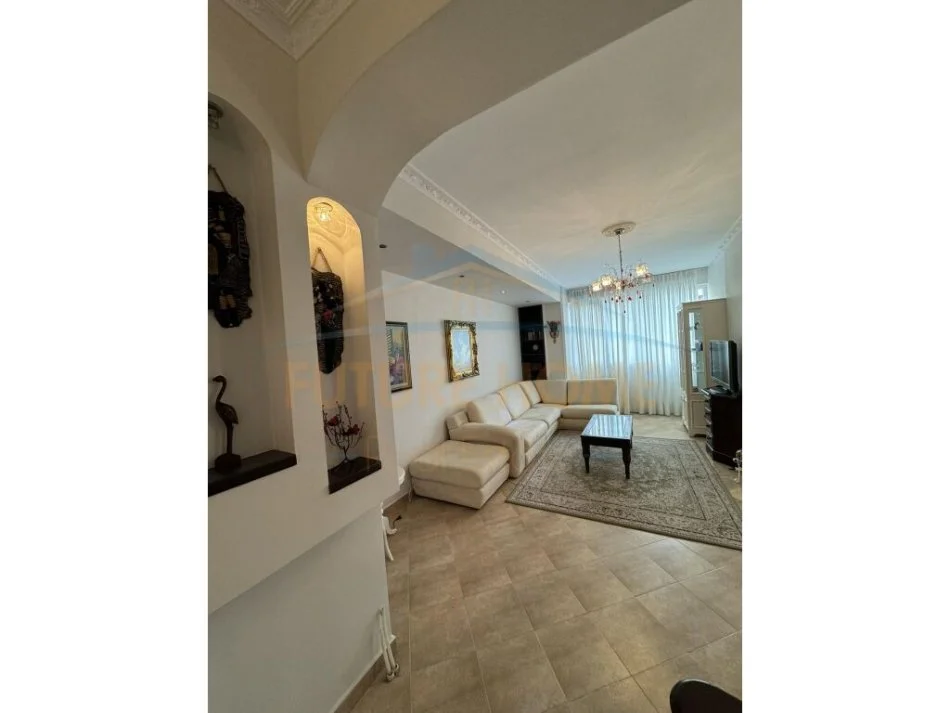 Tirane, jepet me qera apartament 2+1 Kati 2, 102 m² 600 € (Komuna e Parisit)