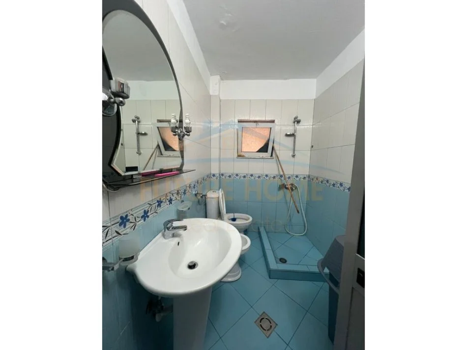 Tirane, jepet me qera apartament 2+1 Kati 4, 75 m² 500 € (ISH PARKU)