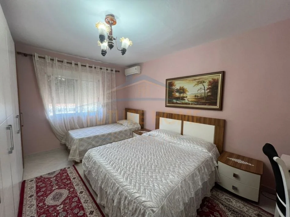 Tirane, jepet me qera apartament 2+1 Kati 4, 75 m² 500 € (ISH PARKU)