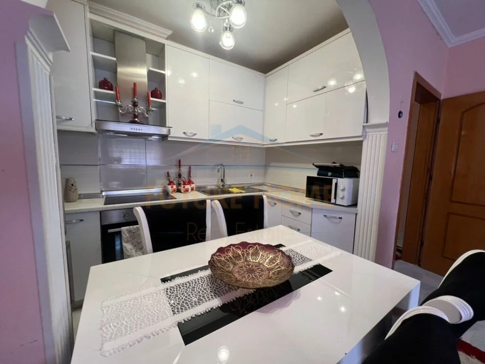 Tirane, jepet me qera apartament 2+1 Kati 4, 75 m² 500 € (ISH PARKU)