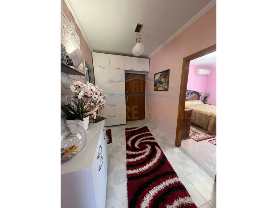 Tirane, jepet me qera apartament 2+1 Kati 4, 75 m² 500 € (ISH PARKU)