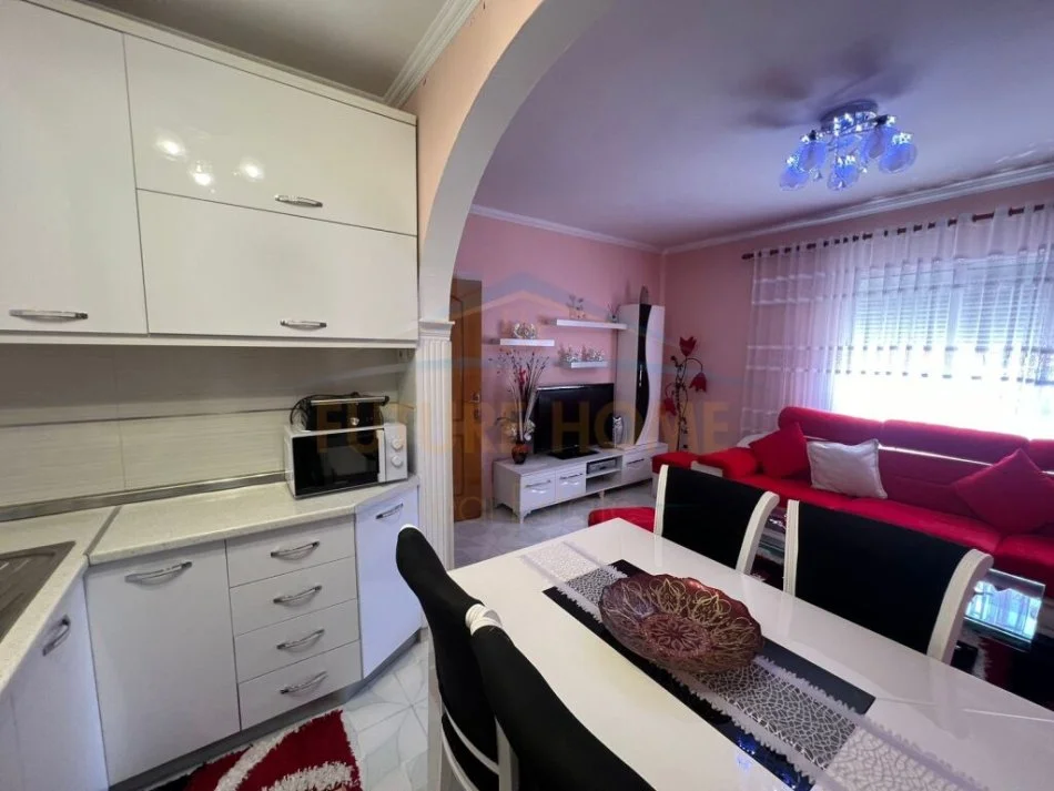 Tirane, jepet me qera apartament 2+1 Kati 4, 75 m² 500 € (ISH PARKU)