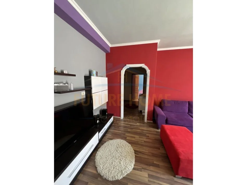Tirane, jepet me qera apartament 2+1 Kati 7, 94 m² 450 € (UNAZA E RE)
