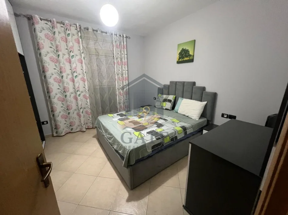 Durres, jepet me qera apartament 1+1+Ballkon Kati 7, 75 m² 350 € (Shkembi i Kavajes)