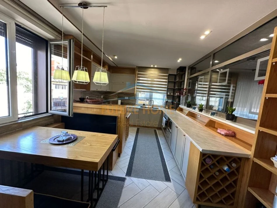 Tirane, jepet me qera apartament 2+1+Aneks+Ballkon Kati 3, 192 m² 1.900 € (Myslym Shyri)