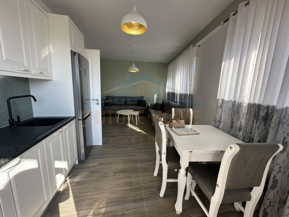 Tirane, jepet me qera 2+1+Ballkon Kati 5, 98 m² 500 € (rruga sokarat miho astir)