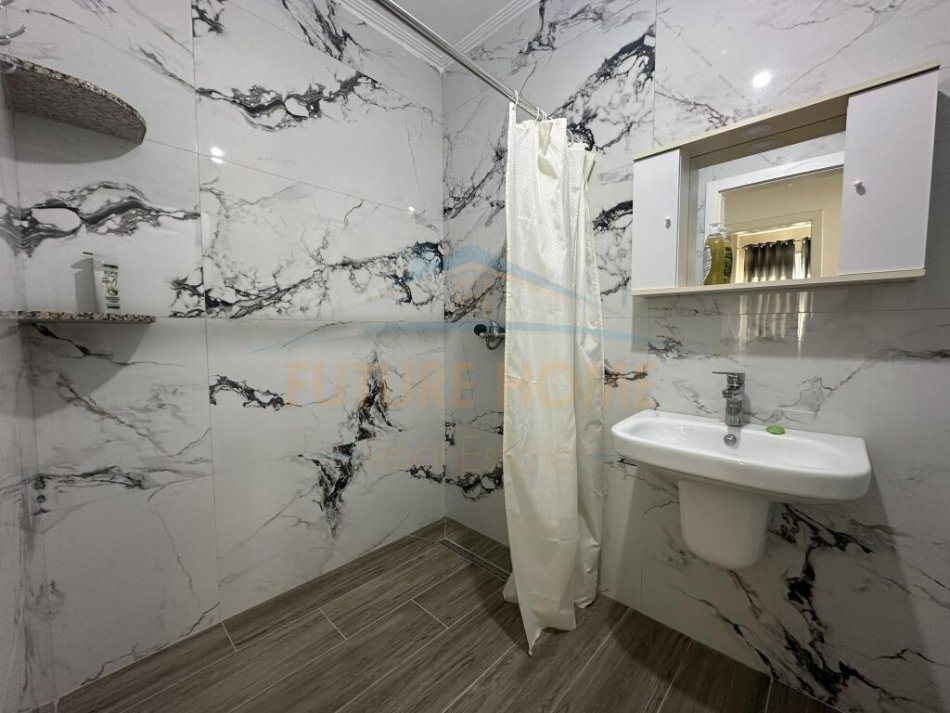 Tirane, jepet me qera 2+1+Ballkon Kati 5, 98 m² 500 € (rruga sokarat miho astir)