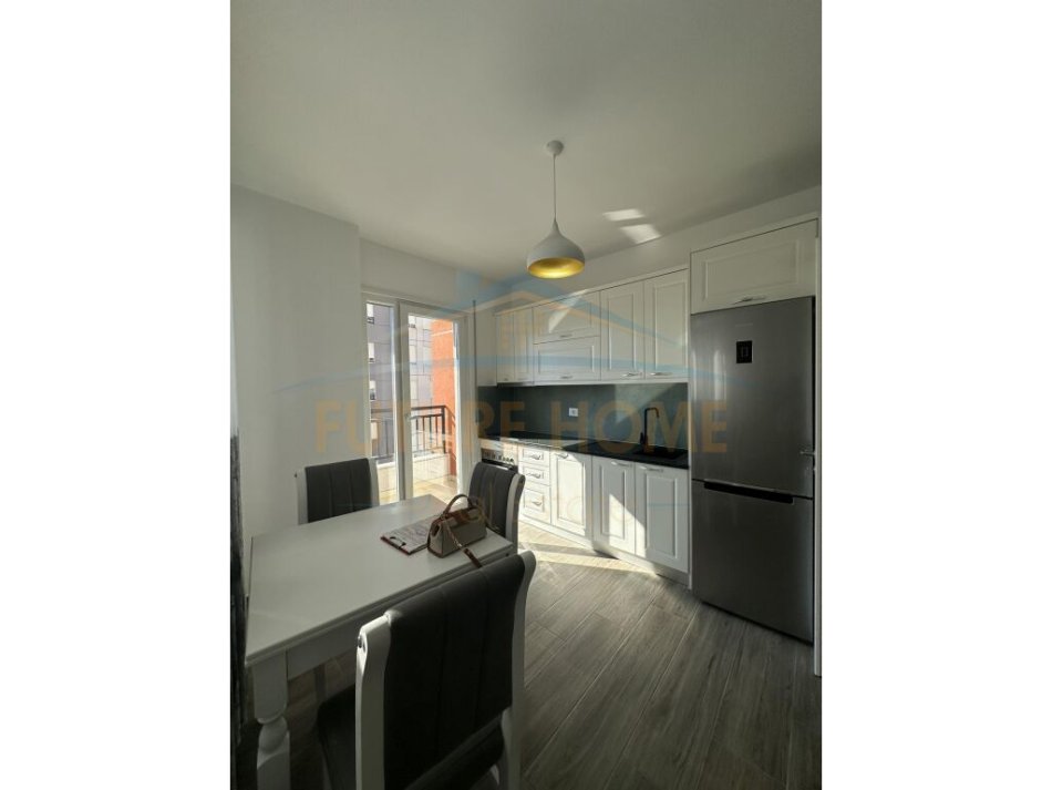 Tirane, jepet me qera 2+1+Ballkon Kati 5, 98 m² 500 € (rruga sokarat miho astir)