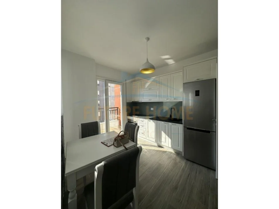 Tirane, jepet me qera apartament 2+1+Ballkon Kati 5, 98 m² 500 € (Unaza e Re)