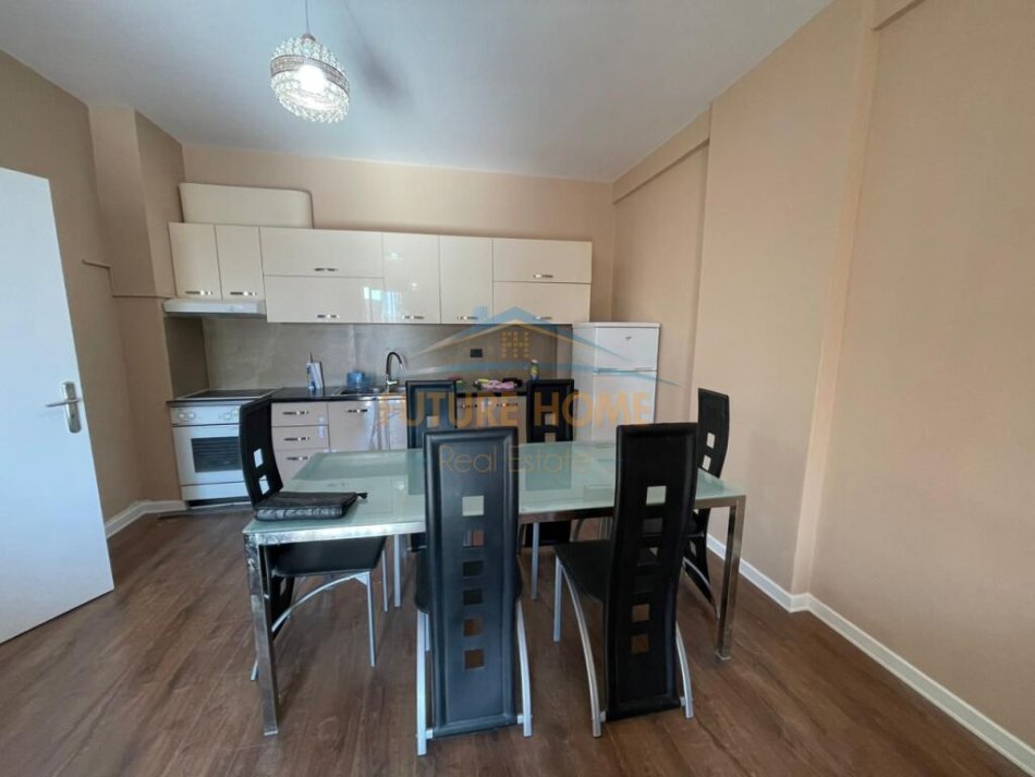Tirane, jepet me qera apartament 2+1 Kati 10, 85 m² 450 € (Unaza e Re)