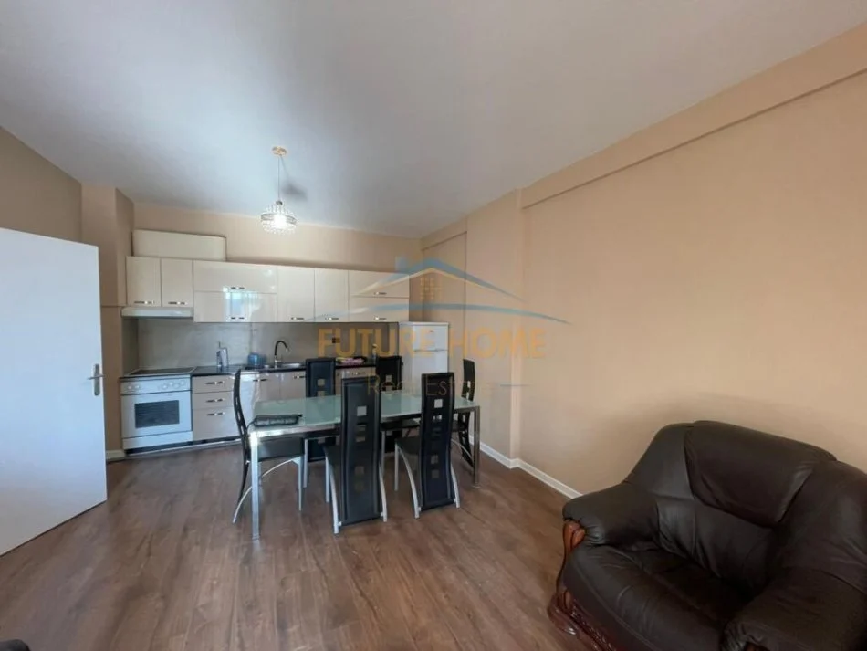 Tirane, jepet me qera apartament 2+1 Kati 10, 85 m² 450 € (Unaza e Re)