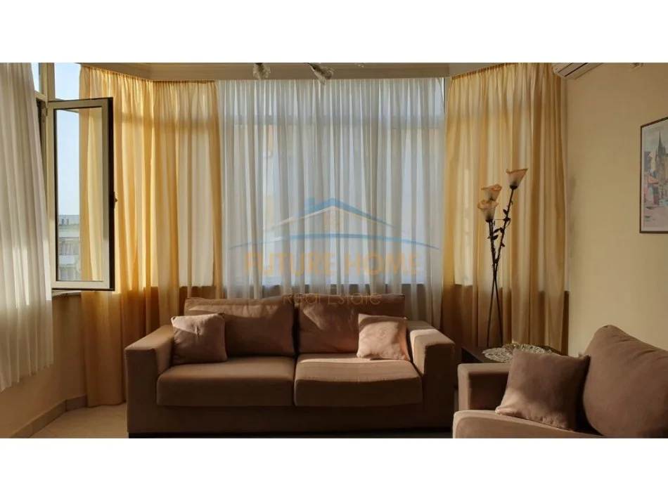 Tirane, jepet me qera apartament 2+1+Ballkon Kati 8, 112 m² 800 € (Komuna e Parisit)