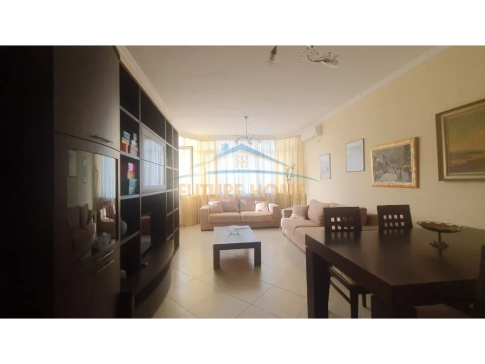 Tirane, jepet me qera apartament 2+1+Ballkon Kati 8, 112 m² 800 € (Komuna e Parisit)