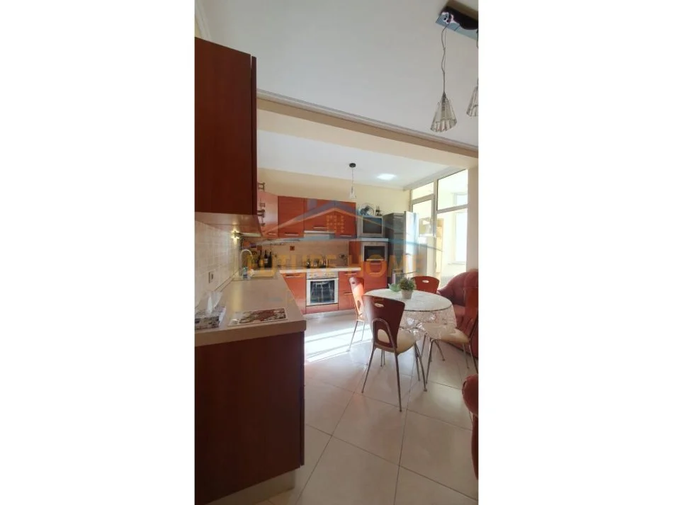 Tirane, jepet me qera apartament 2+1+Ballkon Kati 8, 112 m² 800 € (Komuna e Parisit)