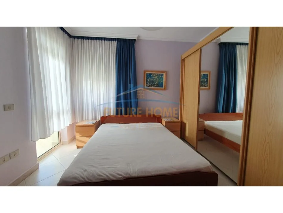 Tirane, jepet me qera apartament 2+1+Ballkon Kati 8, 112 m² 800 € (Komuna e Parisit)