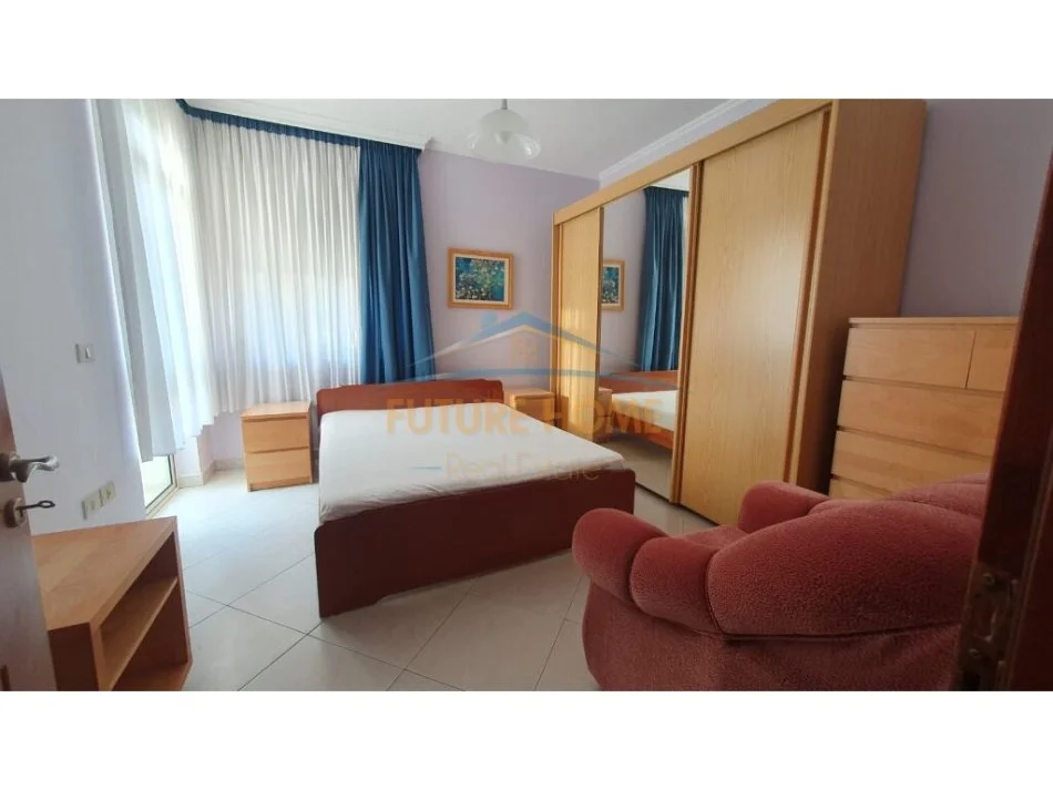 Tirane, jepet me qera apartament 2+1+Ballkon Kati 8, 112 m² 800 € (Komuna e Parisit)