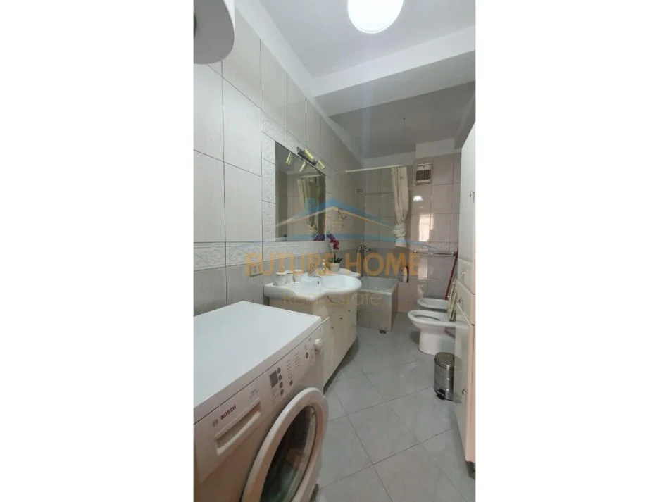 Tirane, jepet me qera apartament 2+1+Ballkon Kati 8, 112 m² 800 € (Komuna e Parisit)