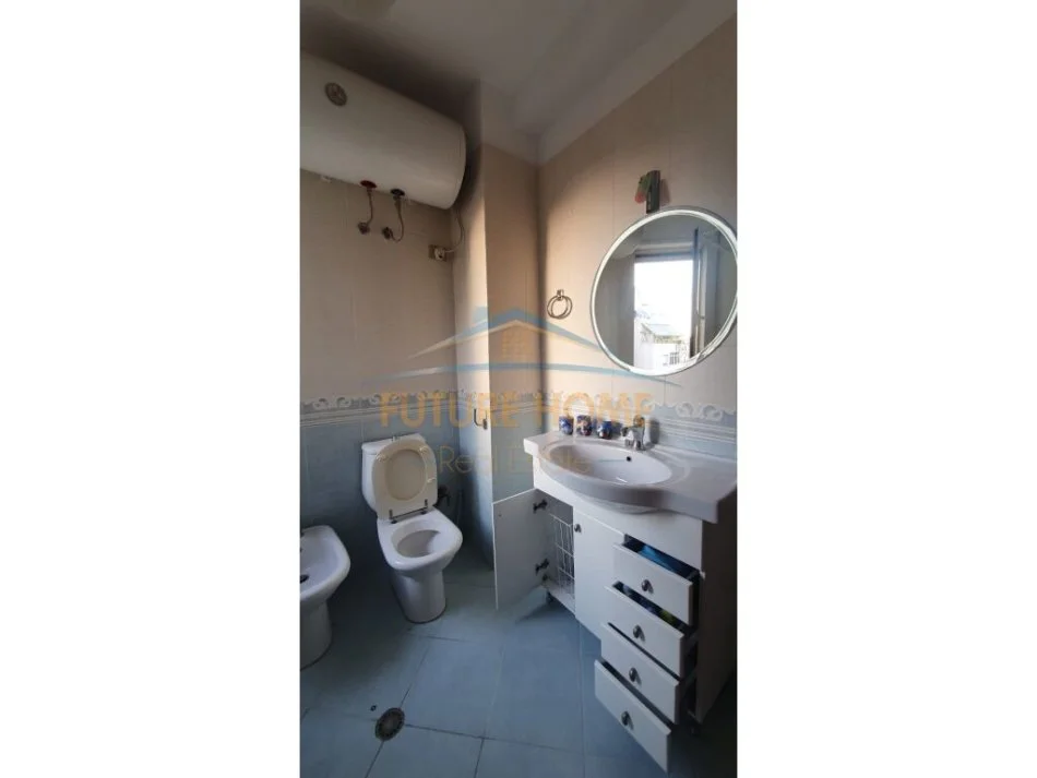 Tirane, jepet me qera apartament 2+1+Ballkon Kati 8, 112 m² 800 € (Komuna e Parisit)