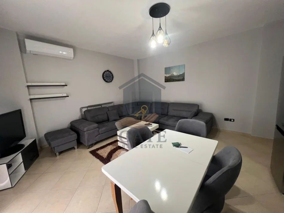 Durres, jepet me qera apartament 1+1+Ballkon Kati 7, 75 m² 350 € (Shkembi i Kavajes)