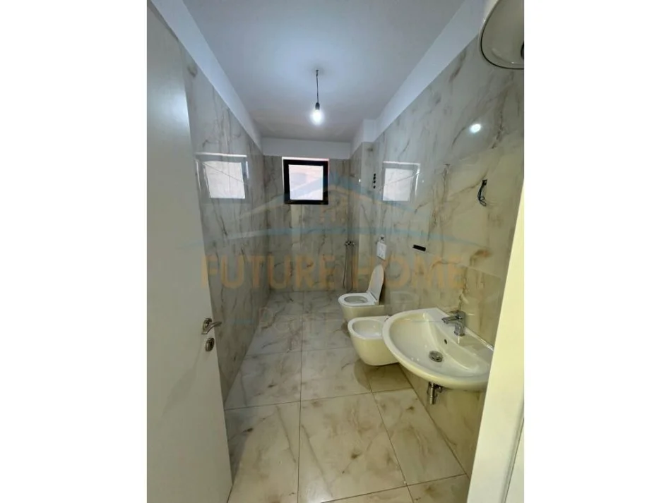 Tirane, jepet me qera apartament 2+1+Ballkon Kati 3, 124 m² 700 € (Unaza e Re)