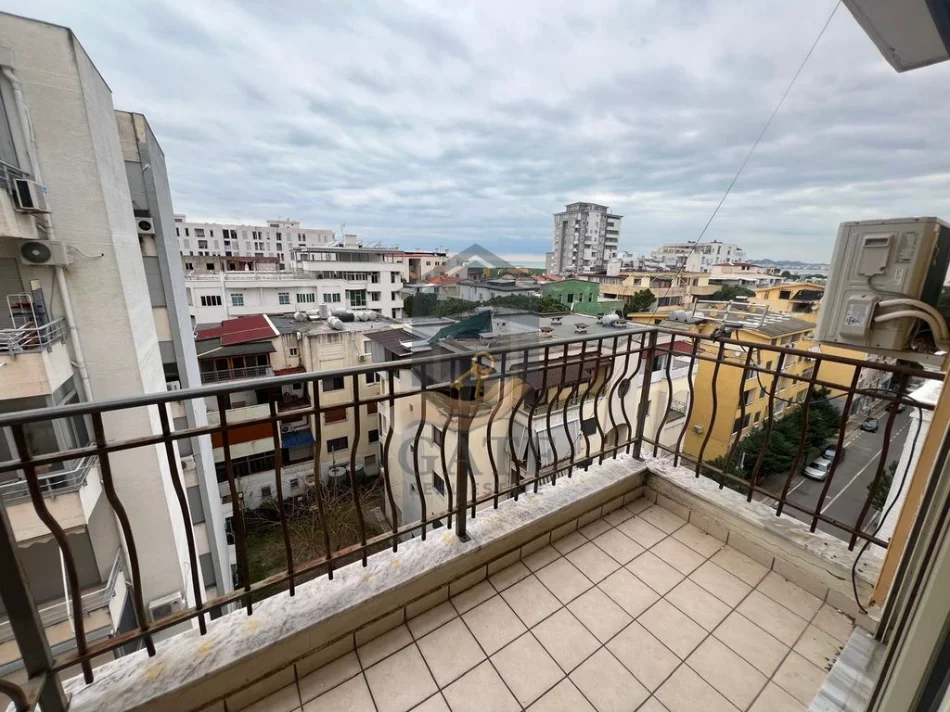 Durres, jepet me qera apartament 1+1+Ballkon Kati 7, 75 m² 350 € (Shkembi i Kavajes)