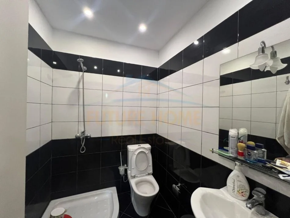 Tirane, jepet me qera apartament 2+1+Ballkon Kati 2, 100 m² 700 € (Stacioni i Trenit)