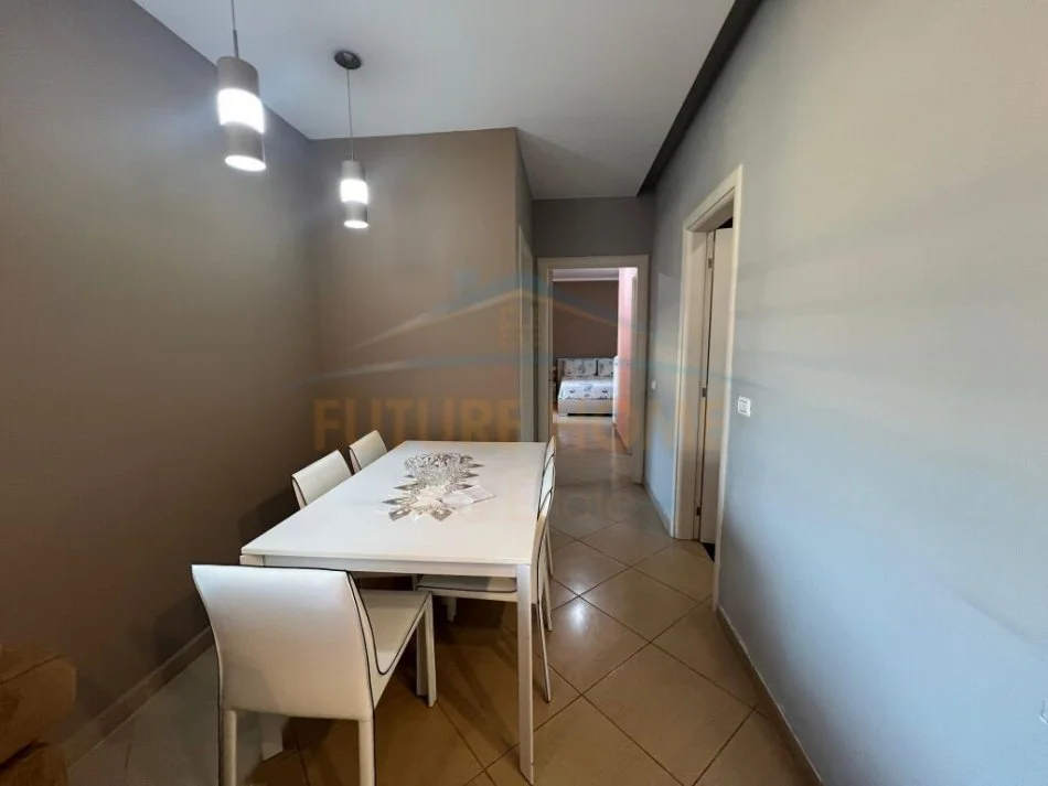 Tirane, jepet me qera apartament 2+1+Ballkon Kati 2, 100 m² 700 € (Stacioni i Trenit)