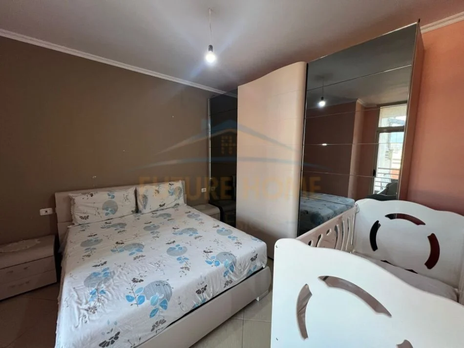 Tirane, jepet me qera apartament 2+1+Ballkon Kati 2, 100 m² 700 € (Stacioni i Trenit)