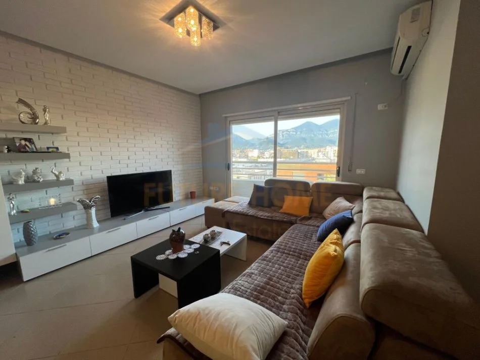 Tirane, jepet me qera apartament 2+1+Ballkon Kati 2, 100 m² 700 € (Stacioni i Trenit)