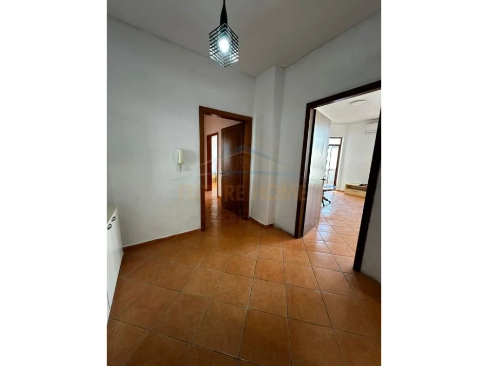Tirane, jepet me qera apartament 2+1 Kati 8, 112 m² 500 € (Rruga e Kavajes)