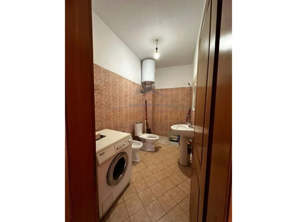 Tirane, jepet me qera apartament 2+1 Kati 8, 112 m² 500 € (Rruga e Kavajes)