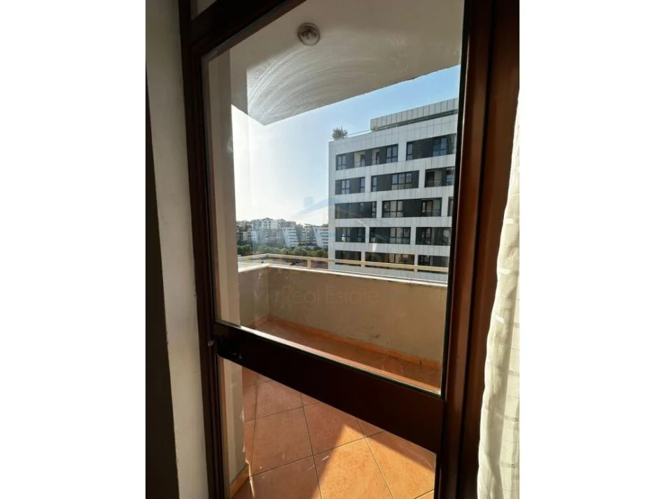 Tirane, jepet me qera apartament 2+1 Kati 8, 112 m² 500 € (Rruga e Kavajes)