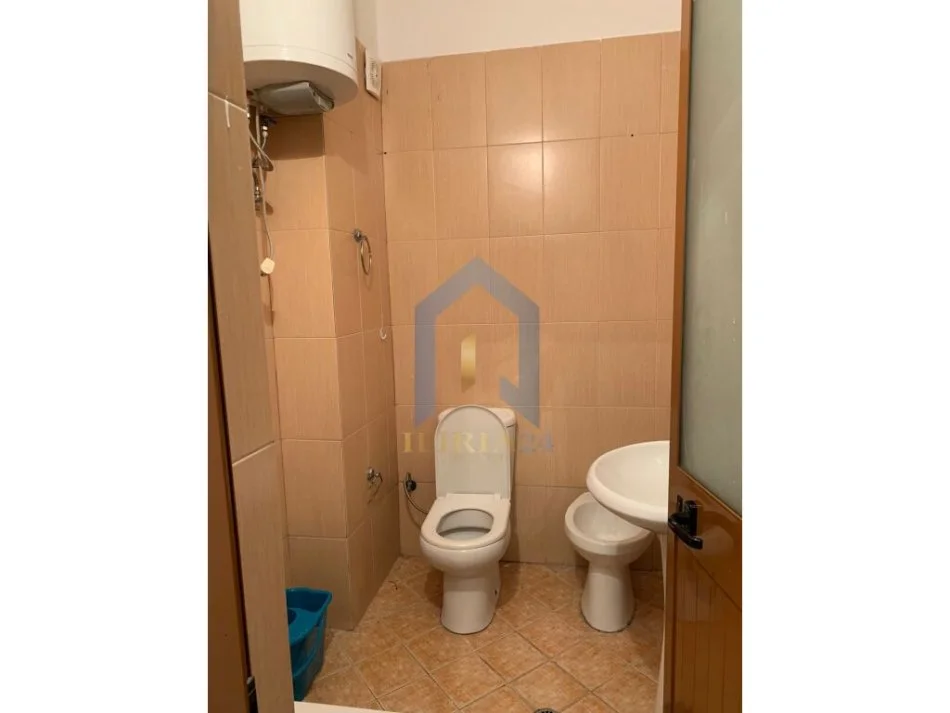 Tirane, jepet me qera apartament 1+1 , 60 m² 350 € (rruga e kavajes)