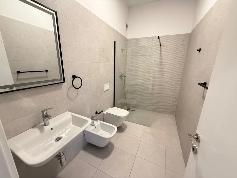 Tirane, jepet me qera apartament 2+1 Kati 8, 130 m² 1.000 € (Square 21)