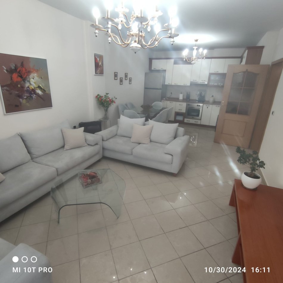 Tirane, jepet me qera apartament 2+1 Kati 10, 1.000 € (Bllok)