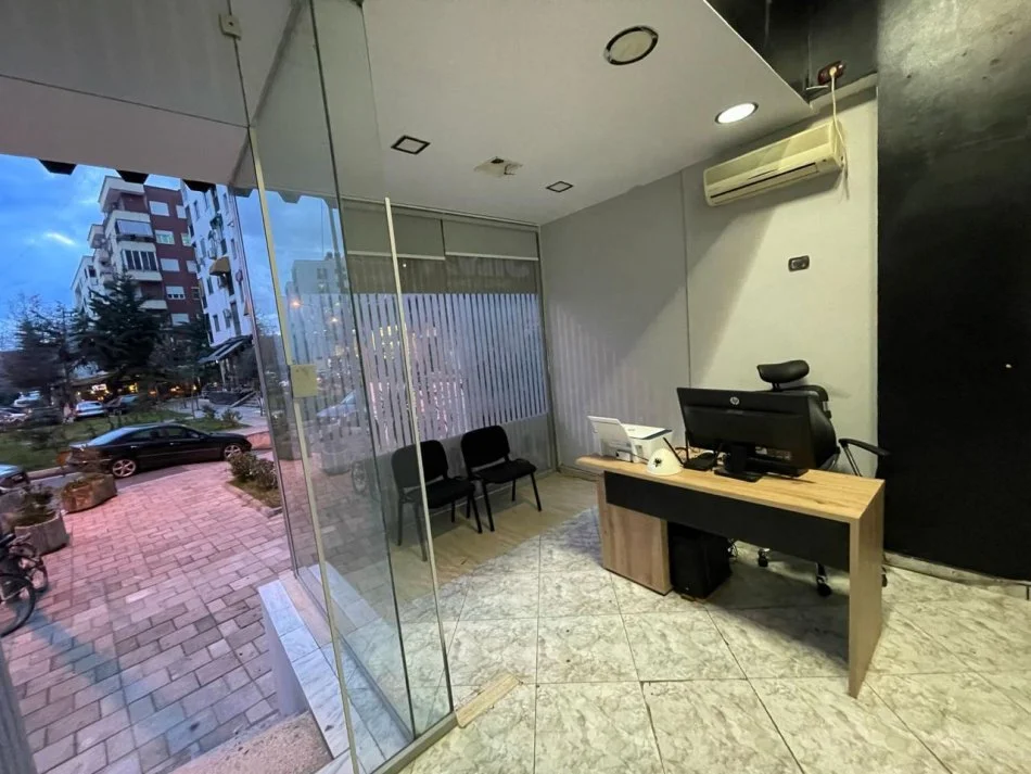 Tirane, jepet me qera ambjent biznesi Kati 0, 37 m² 300 € (5 Maji)